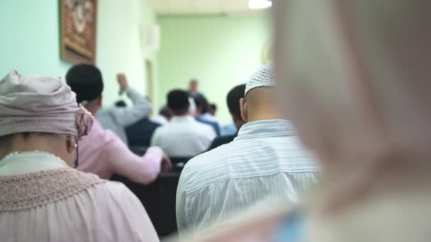 Muslimské lidí sedí na křesla v islámské masového shromáždění — Stock video