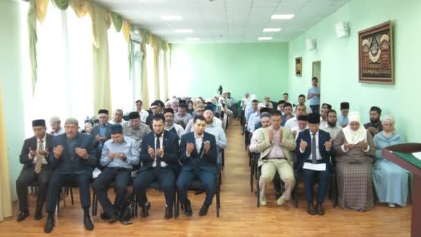 KAZAN, RUSSIA - 2 LUGLIO 2018: Università islamica russa - persone musulmane che pregano alla conferenza — Video Stock