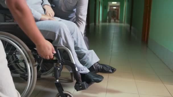 Люди несуть інваліда на інвалідному візку недоступне середовище — стокове відео