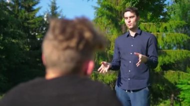 Genç arkadaşlar - beyaz erkek ve kadın çalış pandomim açık havada güneşli bir günde