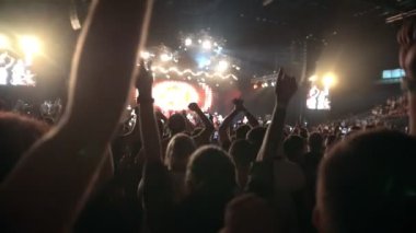 Seyirci konserde - yavaş hareket