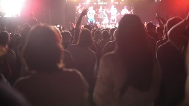 Ungdomarna lyssnar på rockkonsert i stadium - slow motion — Stockvideo