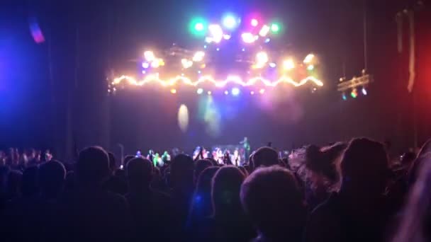 Глядачі слухають музику на концерті — стокове відео
