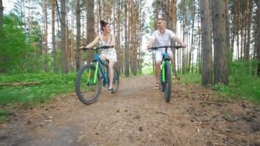 Eğleniyor genç çift ormanda Bisiklet keyfi