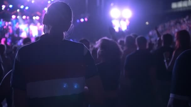 L'uomo dai capelli lunghi ascolta il concerto rock allo stadio — Video Stock