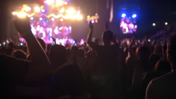Молодые люди танцуют на концерте рэп-рока, замедленной съемки — стоковое видео