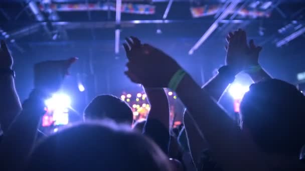 La gente levanta las manos en un concierto de rock, en cámara lenta — Vídeo de stock