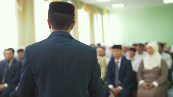 Ανδρών Μουσουλμάνων Ομιλητής Της Ισλαμικής Διάσκεψης Κοντινό Πλάνο — Αρχείο Βίντεο