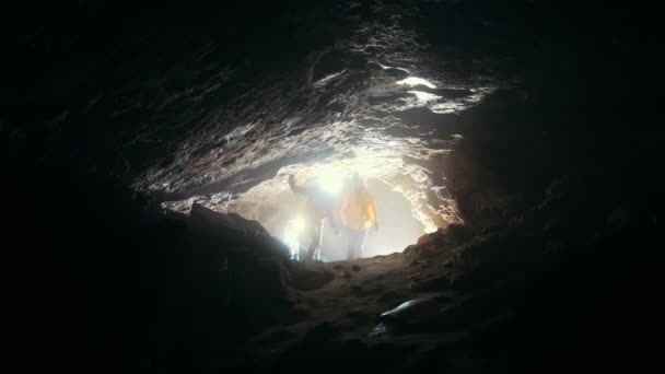 Los niños entran en la cueva — Vídeo de stock