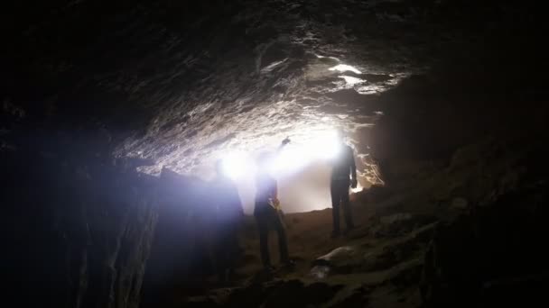 Kinder gehen durch die Höhle — Stockvideo