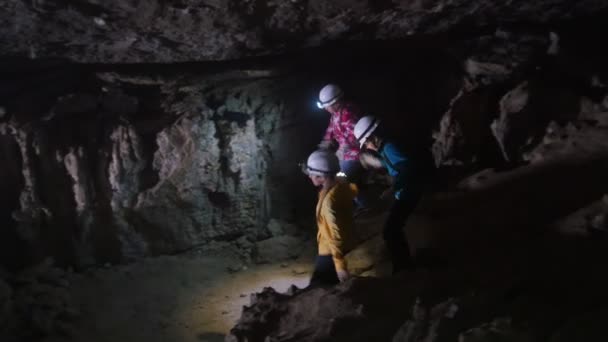 Děti v jeskyni hledají cestu ven — Stock video