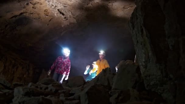 Kinderen bezoeken de mineralen in de grot — Stockvideo