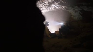 Çocuk bir mağarada dinleniyor - seyahat ve macera yeraltı