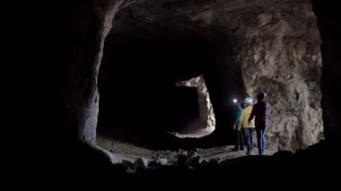 Fener ile üç çocuk araştırıyor mağara