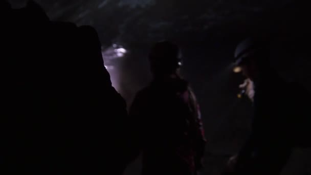 Dos chicas y un chico salen de la cueva. — Vídeos de Stock