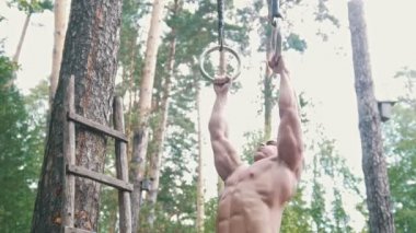 Yüzüklerin ormandaki atletik adam çekti