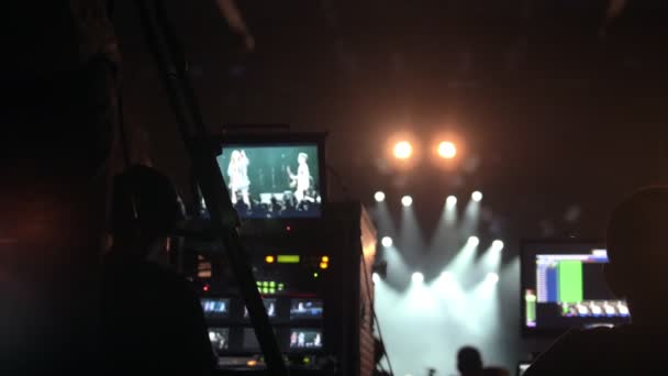 Soundman lavora su apparecchiature audio professionali al concerto rock — Video Stock