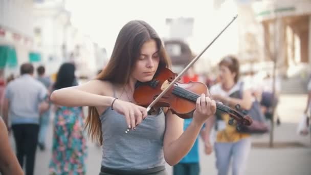 Unga kaukasiska kvinna spelar en fiol på gågatan på sommardag — Stockvideo