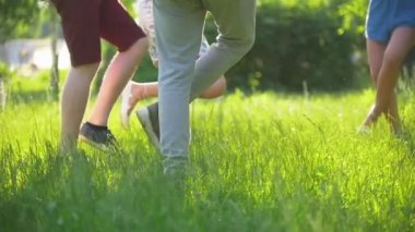 Bacaklar genç arkadaşlar çimlere yaz gününde dans
