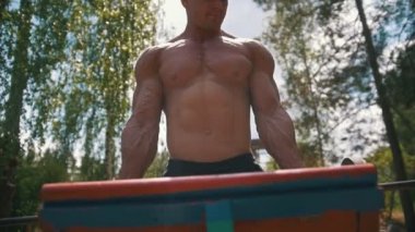 Güçlü kas adam açık havada eski ağır demir çubuk ile nişanlı