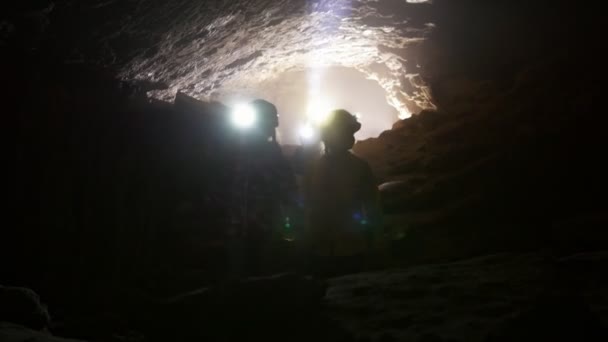 Děti jsou vzhledem a sedí v podzemní jeskyni — Stock video