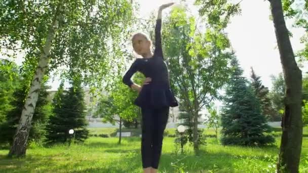 여름 날에는 공원에서 워밍업 하는 어린 소녀 — 비디오