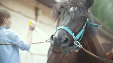 Genç kadın su içinde başını sallayarak at