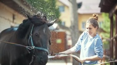 Genç kadın eğleniyor güneşli gün ata su sıçramasına