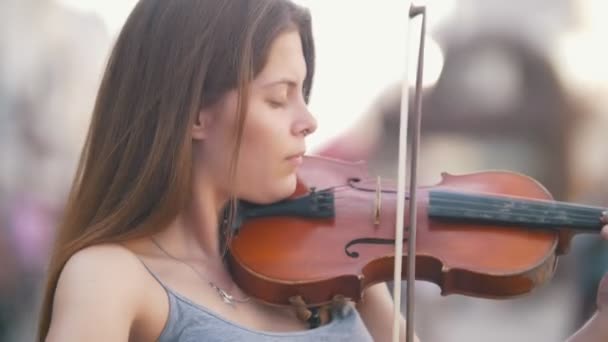 Mujer joven tocando un violín en la calle peatonal — Vídeos de Stock