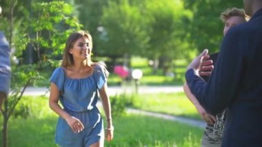 Genç mutlu arkadaşlar yaz parkında dans ederken eğleniyorlar.