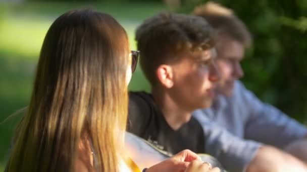 Молодые люди играют в игры на открытом воздухе весело в летнем парке — стоковое видео