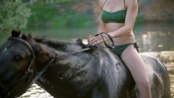 Felice giovane donna cavalcare sul fiume in acqua — Video Stock