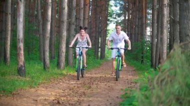 Eğleniyor genç çift ormanda Bisiklet keyfi