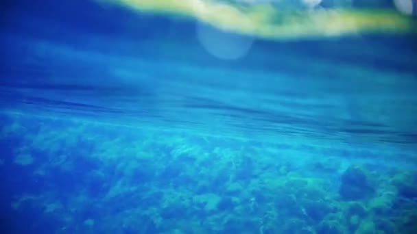 澄んだ青い湖で明るい反射 — ストック動画