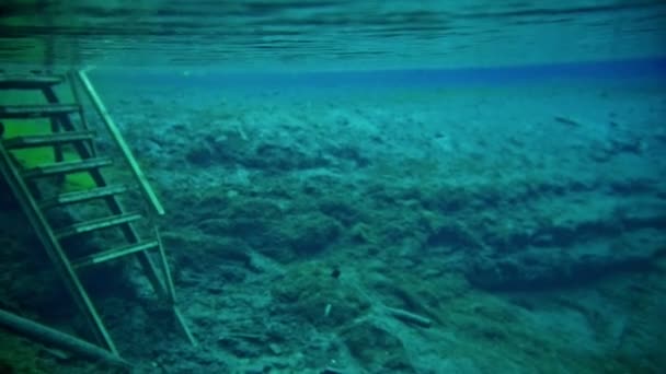 Gespierde jongeman duiken in het helderblauwe lake — Stockvideo