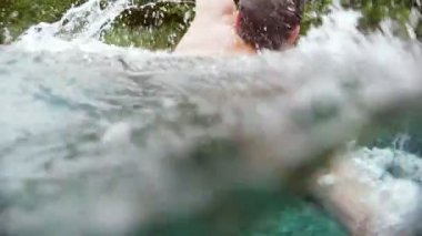 Yüzer Merdiven su altında açık mavi göle için genç adam