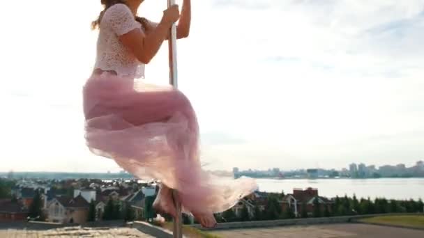 Güzel ve genç birbayan direk dansör üzerinde arka plan cityscape pilon üzerinde dönen — Stok video