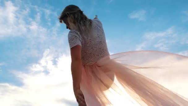 Привлекательная молодая танцовщица, вращающаяся на пилоне на фоне городского пейзажа — стоковое видео