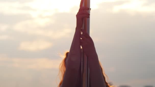 Mujer sexy joven bailando en el poste al atardecer al aire libre — Vídeo de stock