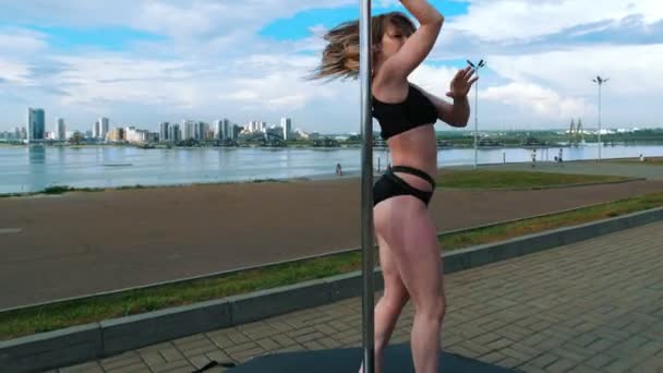 Femme sexy en lingerie noire effectue un pole-dance en plein air le jour d'été — Video