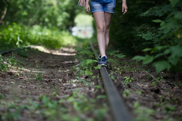 Nohy teenagerů na opuštěné železnice v lese — Stock fotografie