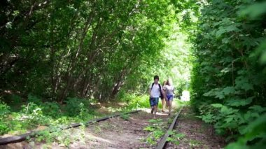 Ormandaki terk edilmiş tren güneşli gün çalışan mutlu gençler