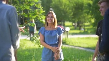 Genç mutlu arkadaşlar yaz parkında dans ederken eğleniyorlar.