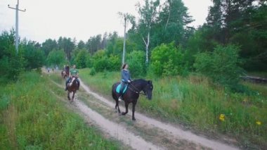 Grup bisikletçi Binicilik yolu üzerinde