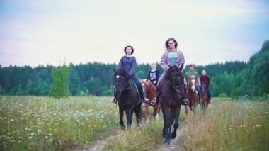 Genç biniciler tarafından yol at dörtnala üzerinde Grup