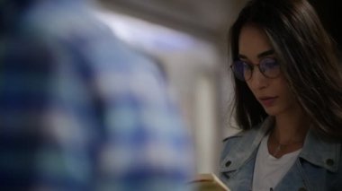 Kız geçen Metro arka plan üzerine bir kitap okuma tren, ağır çekim