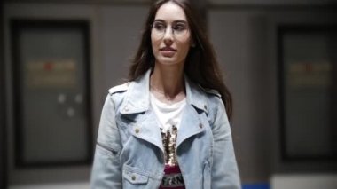 Metro treninin, ağır çekim kız çıktı