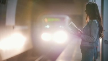 Tren farlar gelen ışık, kız platformu, ağır çekim kenarında bekliyor