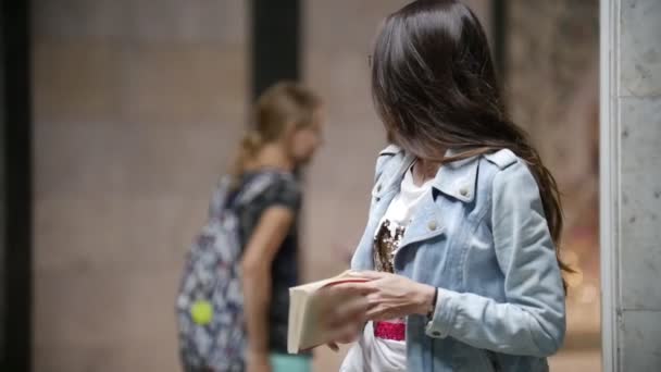 Een jonge vrouw rechtzetten haar haar in de metro, slow-motion — Stockvideo