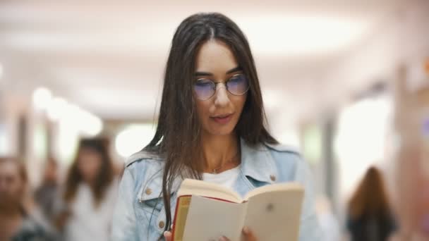 Giovane donna che legge un libro in metropolitana, rallentatore — Video Stock